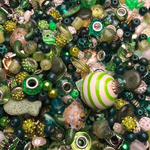 COPY - Large Mixed Lot of GREENS BEADS CHARM New & Vintage All shapes & Sizes - Picture 8 of 11
